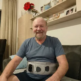 Ricardos Vater mit dem LumbaRest